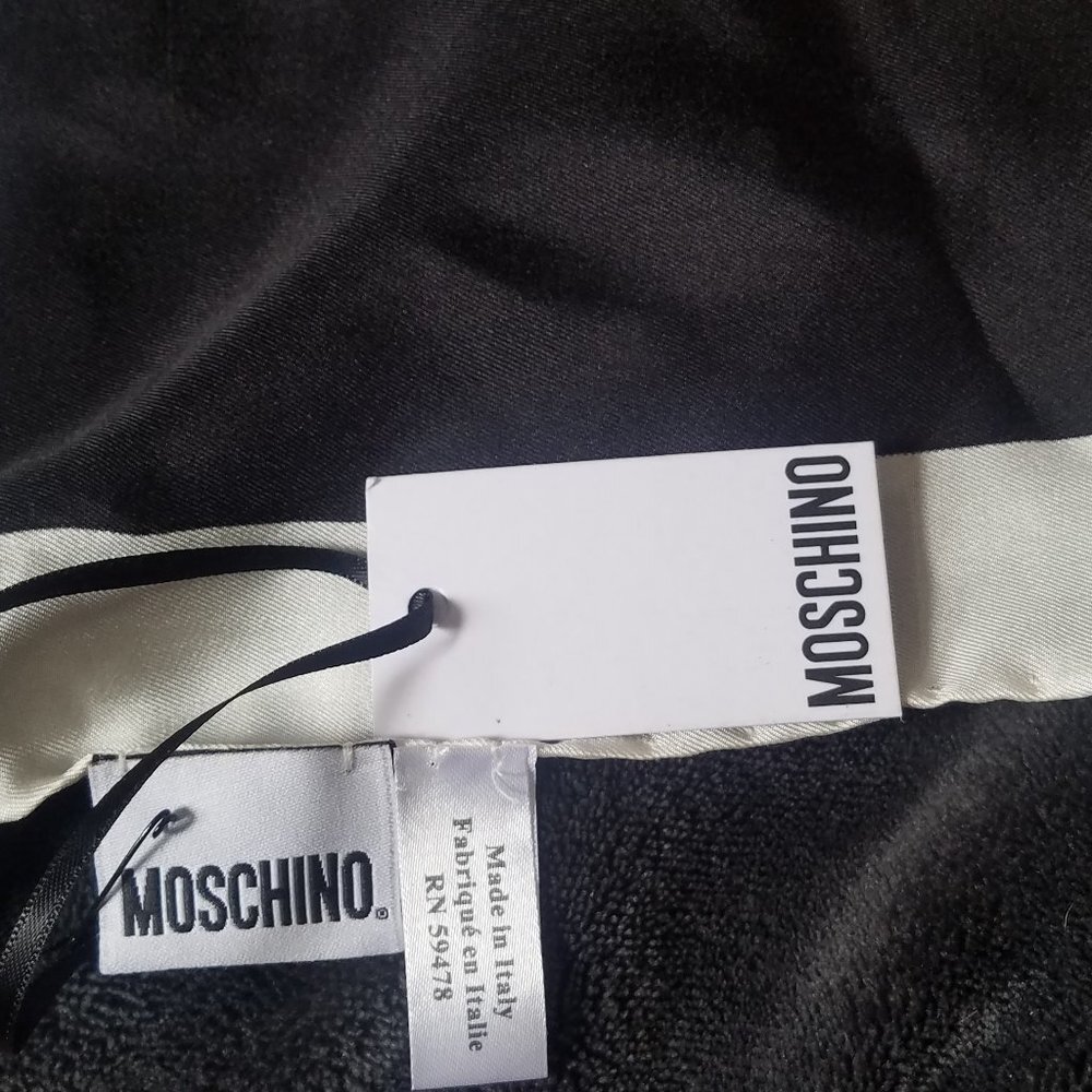 NWT MOSCHINO Made In Italy 100% Silk Scarf. - Picture 4 of 7